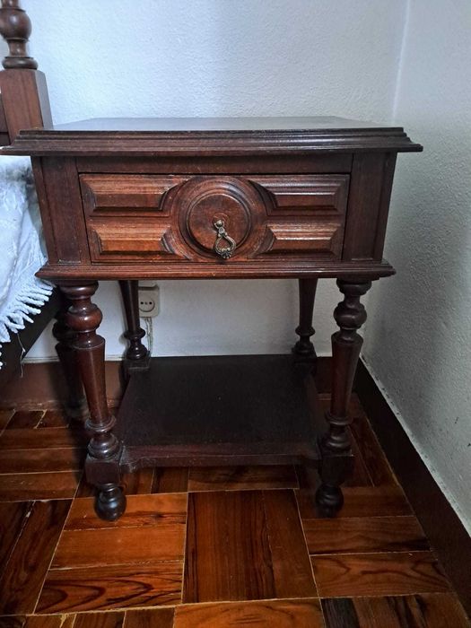 Conjunto de quarto - Cama, cabeceiras e roupeiro