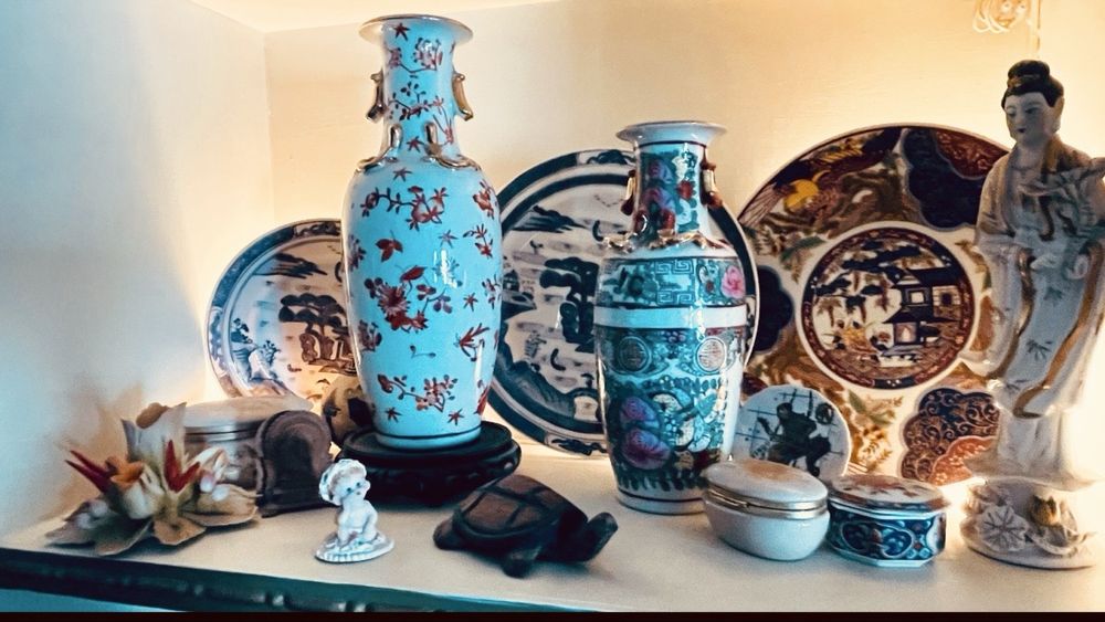 Jarras, porcelanas e bibelots decorativos de sala