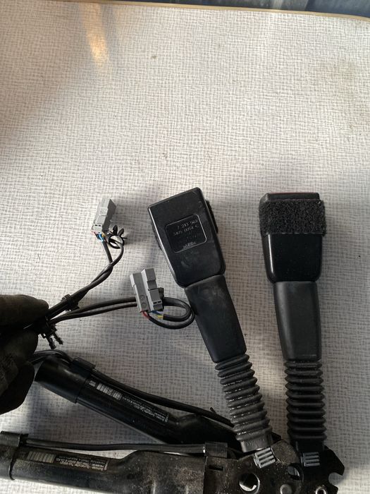 Napinacz pasow przod prawy lewy bmw e90 e91 e92 e81 e82 e87 orginal