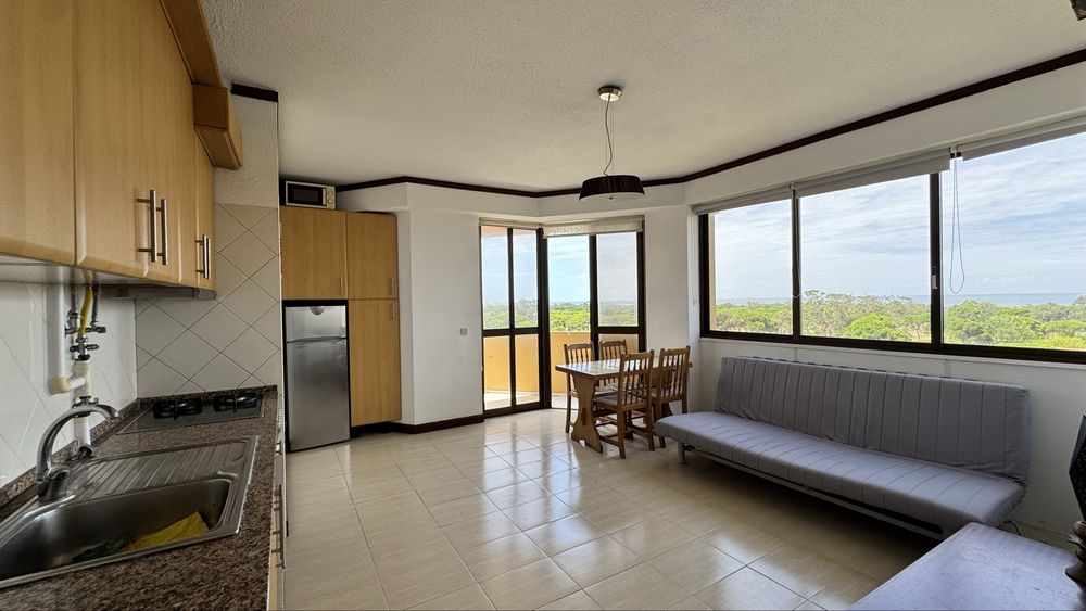 Excelente T1 com Vista de Mar em Santo António da Caparica! T1 Mobilado e Equipado