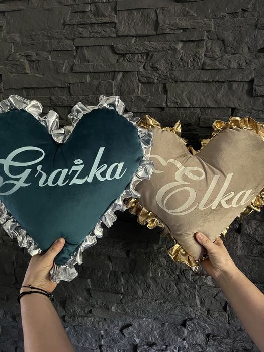 Poduszka dekoracyjna w ksztalcie serca serce napis imie welur welurowa