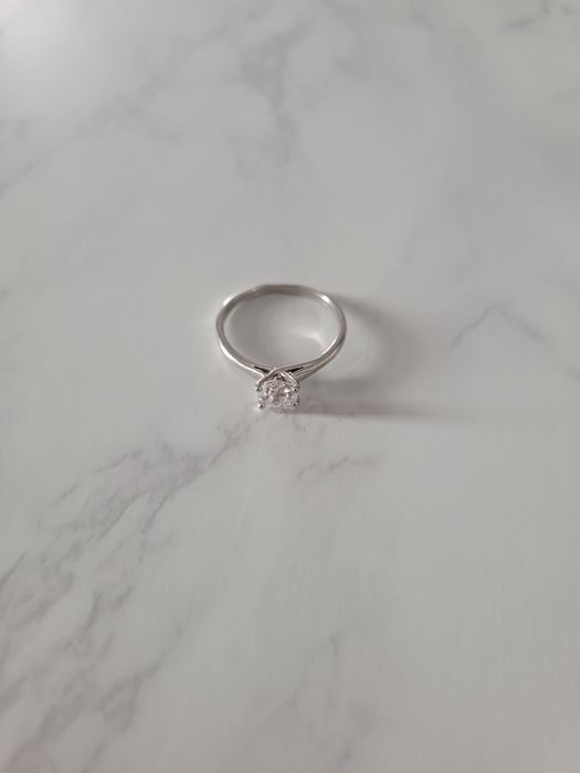 Anel prateado com brilho