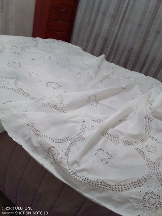 Toalha de mesa sala de jantar branca , bordada , nova.