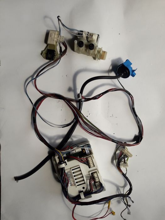 Запчасти " indesit " ,двигатель и комплектующие.