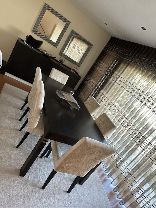 Mobilia sala - sofá em L, mesa extensível, cadeiras e carpetes