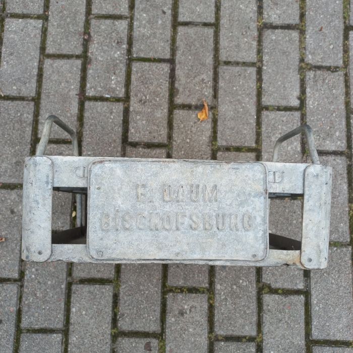 Skrzynka poniemiecka po piwie Bischofsburg. Biskupiec.