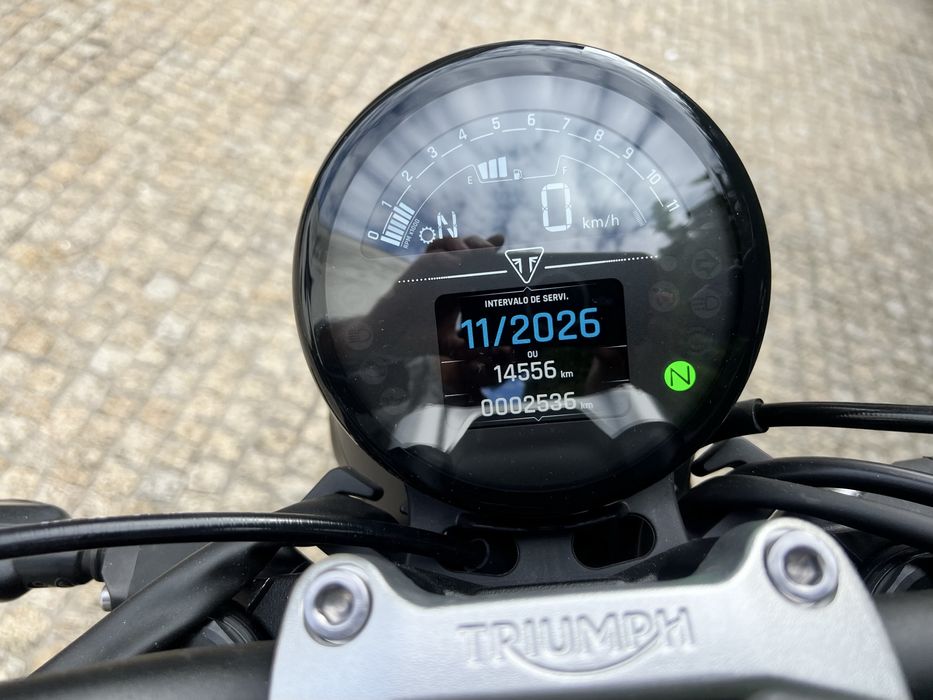 Triumph Trident 660 preta (11/2024) – 2 536 km – 1.º dono – como nova