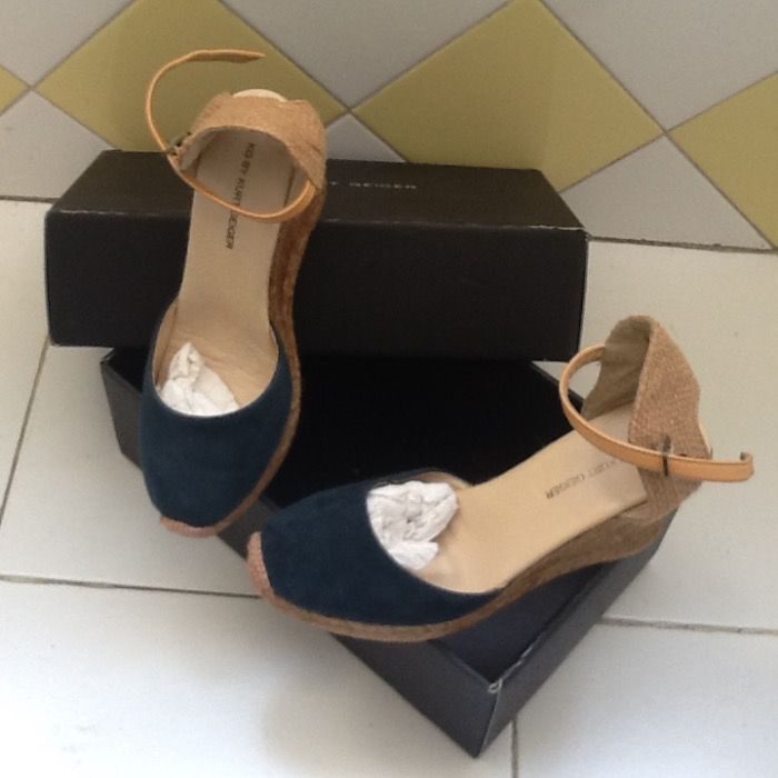 Sapatos Alpergatas compensadas em camurça Kurt Geiger tam. 37