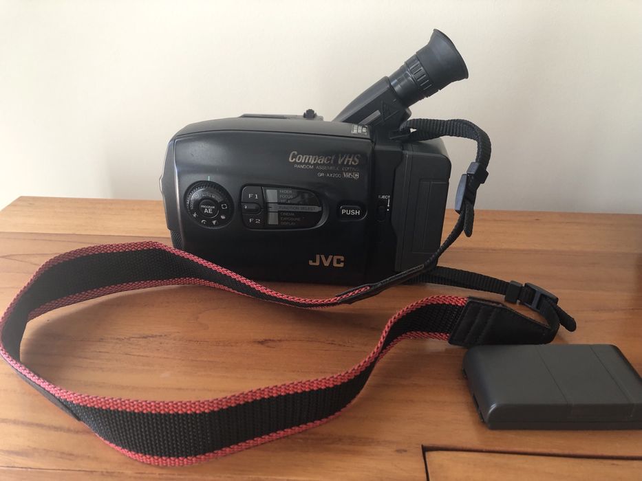 Máquina de filmar antiga JVC GR-AX200EG