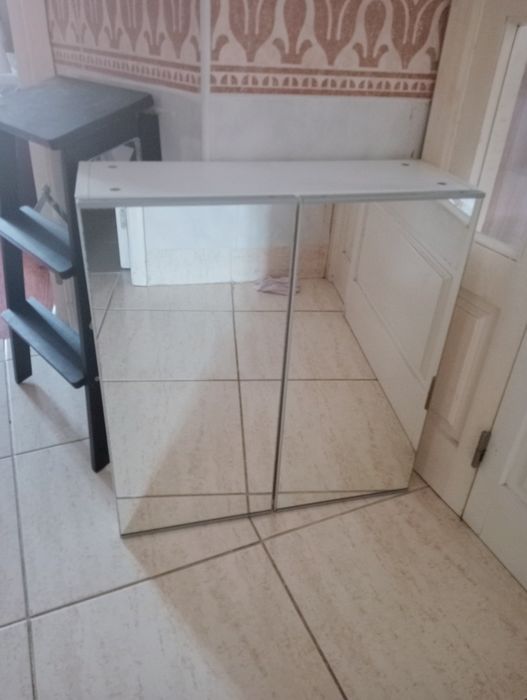 Pequeno móvel de casa de banho