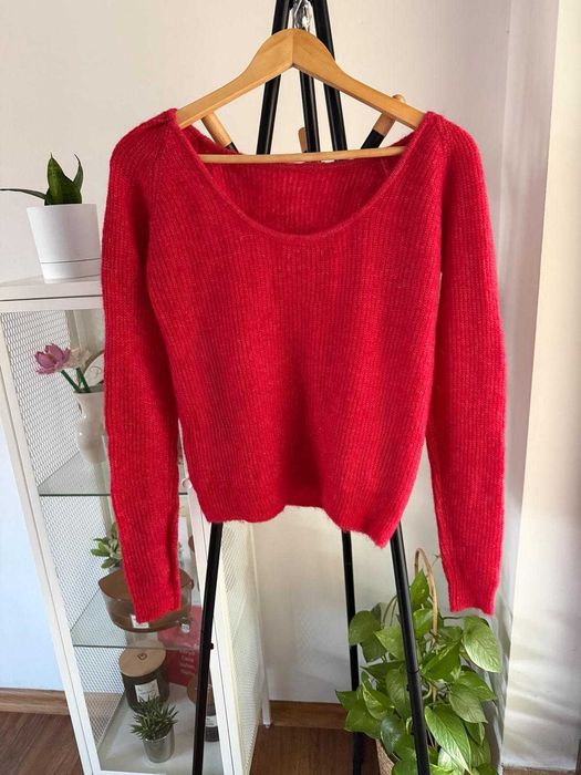 Czerwony sweterek z wełną i aplaką