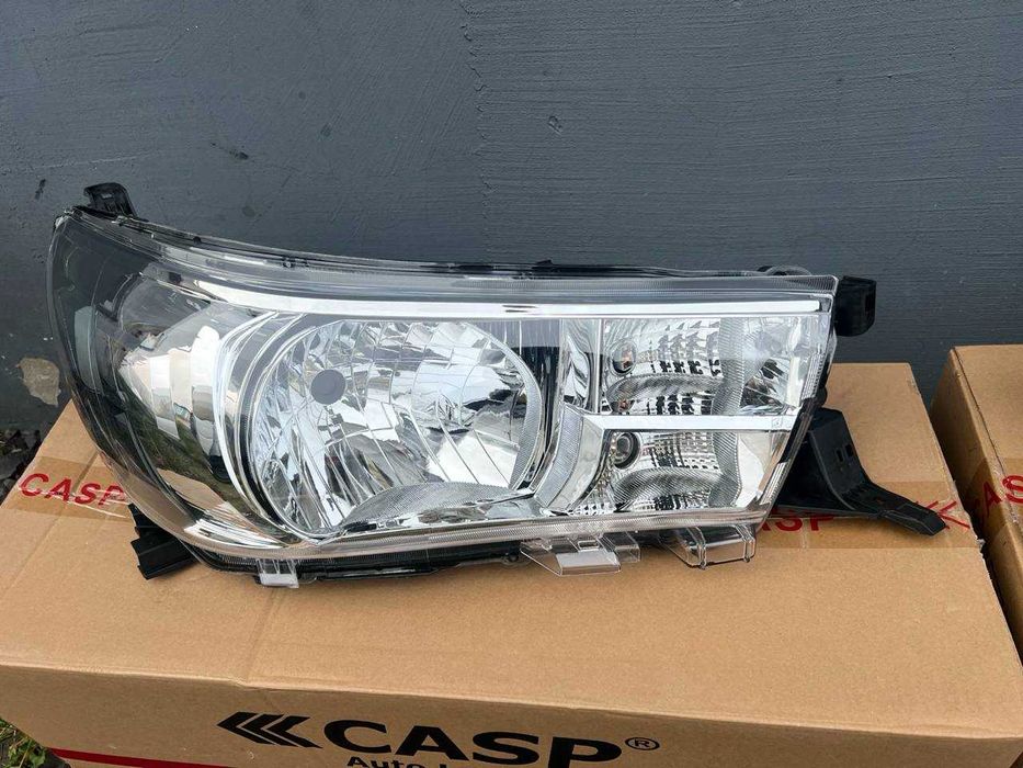 Фара передня Toyota Hilux 2015-2022 року