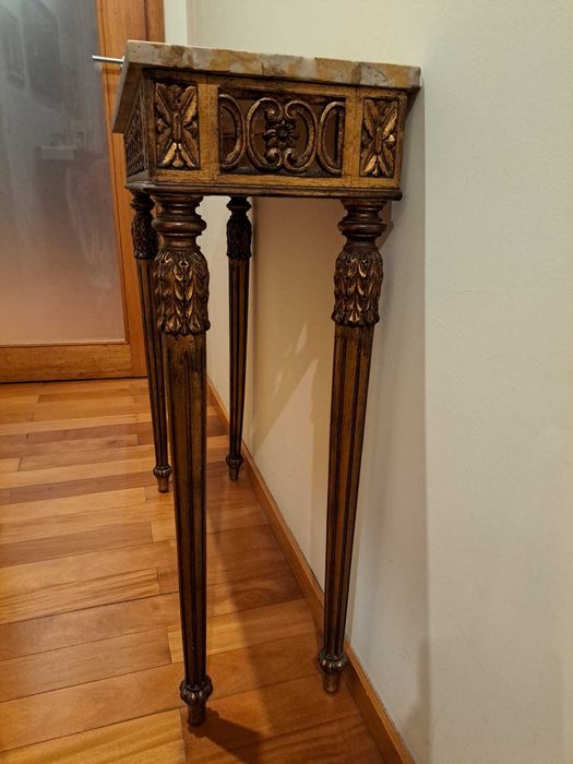Consola dourada com tampo em mármore