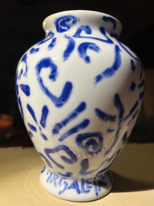 Peça de Manuel Cargaleiro - Jarrão azul e branco.