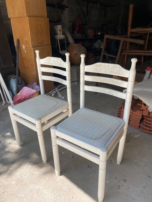 Mesa redonda e 2 cadeiras