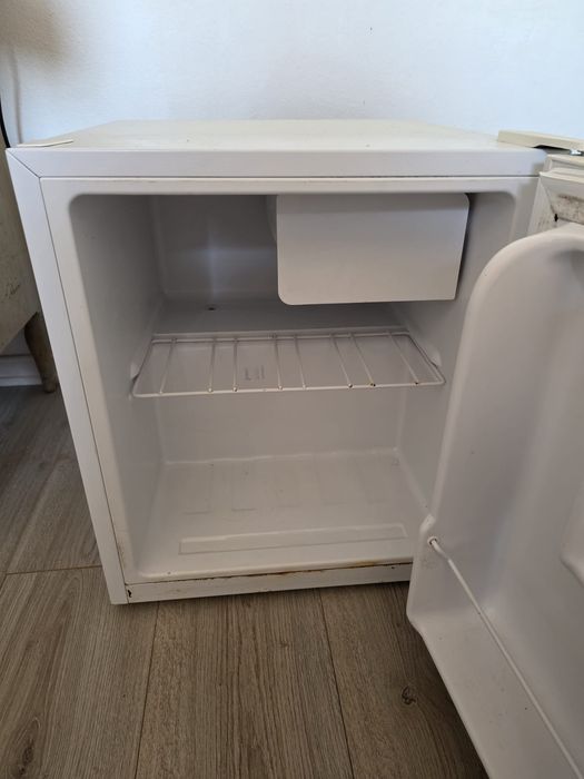 Vendo mini  frigobar semi novo como vê nas fotos funcionando perfeitamente.valor 60,00 euros pra retirar no local. Não venha com  código de MB Way
