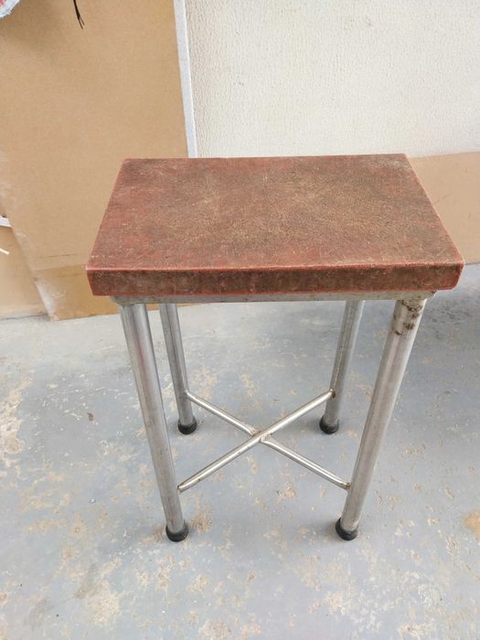 Mesa de talho com tábua de corte