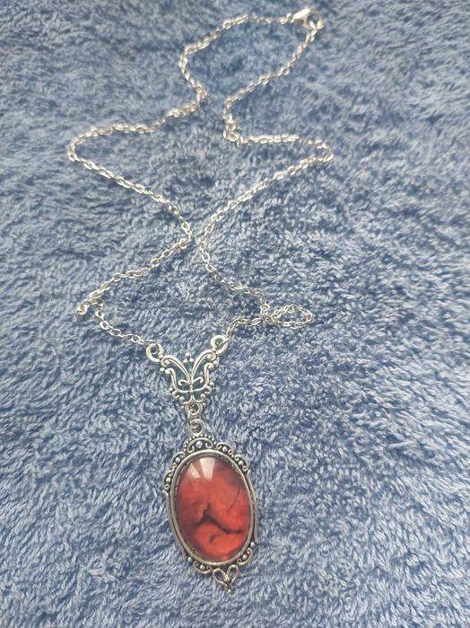 Підвіска у формі червоного каменю