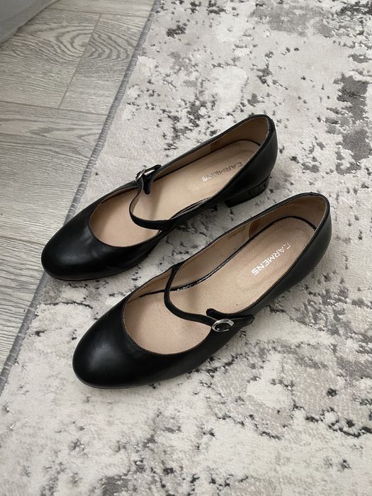 Продам шкіряні туфлі на низькому каблуці