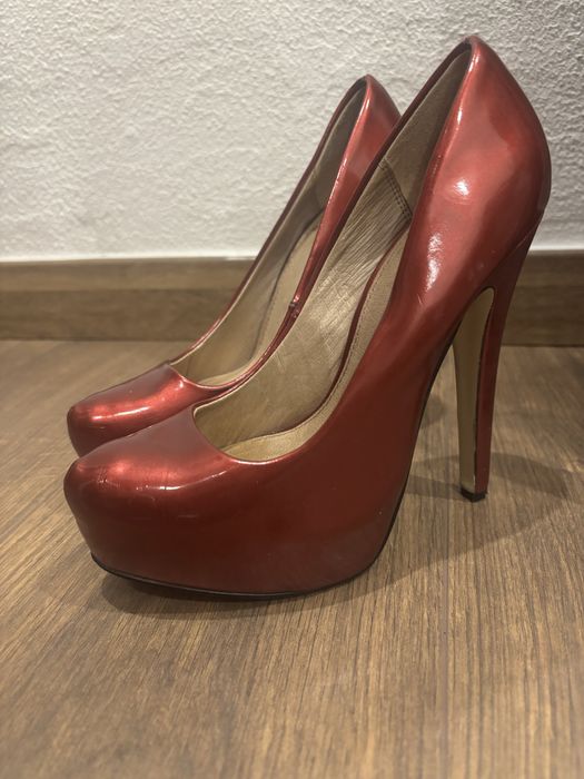 Sapatos de verniz vermelhos