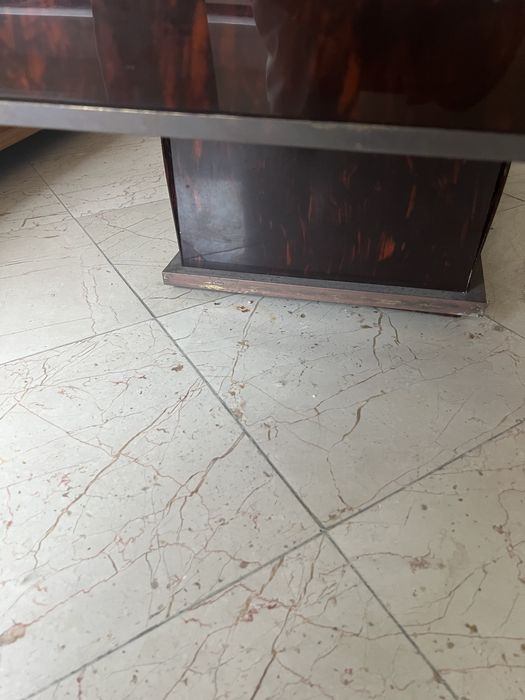 Linda mesa de tartaruga com embotidos dourados