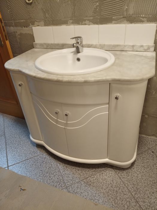 Móvel de casa de banho com Lavatório e Torneira Mono Comando.