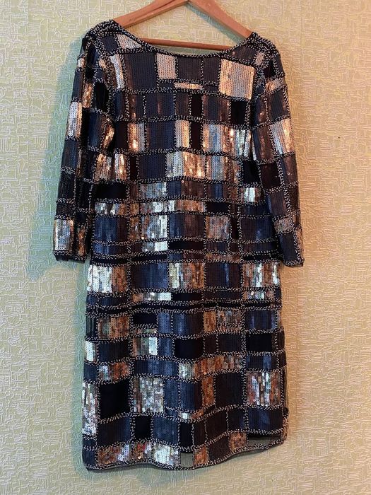 Святкова сукня з паєтками