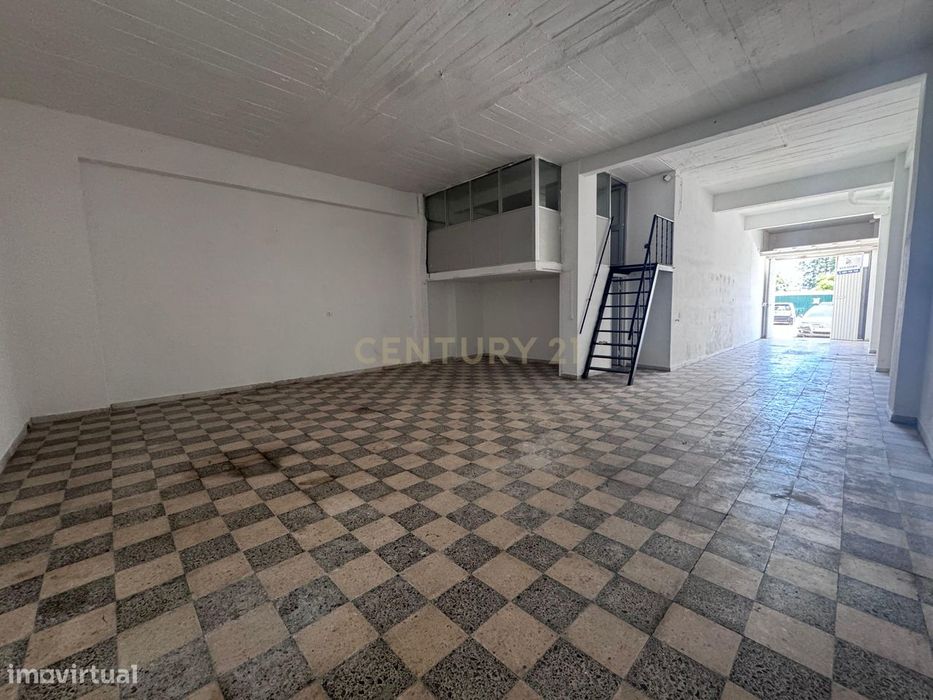 Armazém de 112m2 em Massamá