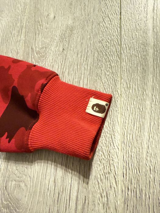 Czerwona bluza bape