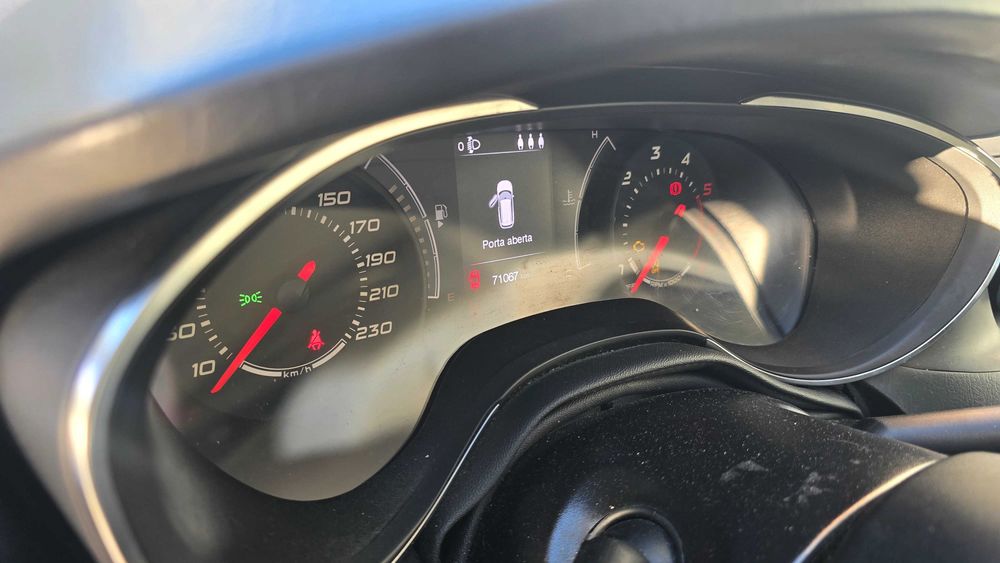 Carro novo e familiar