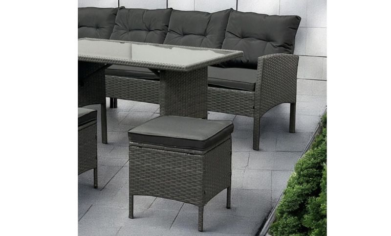 Meble ogrodowe z huśtawką i parasolem