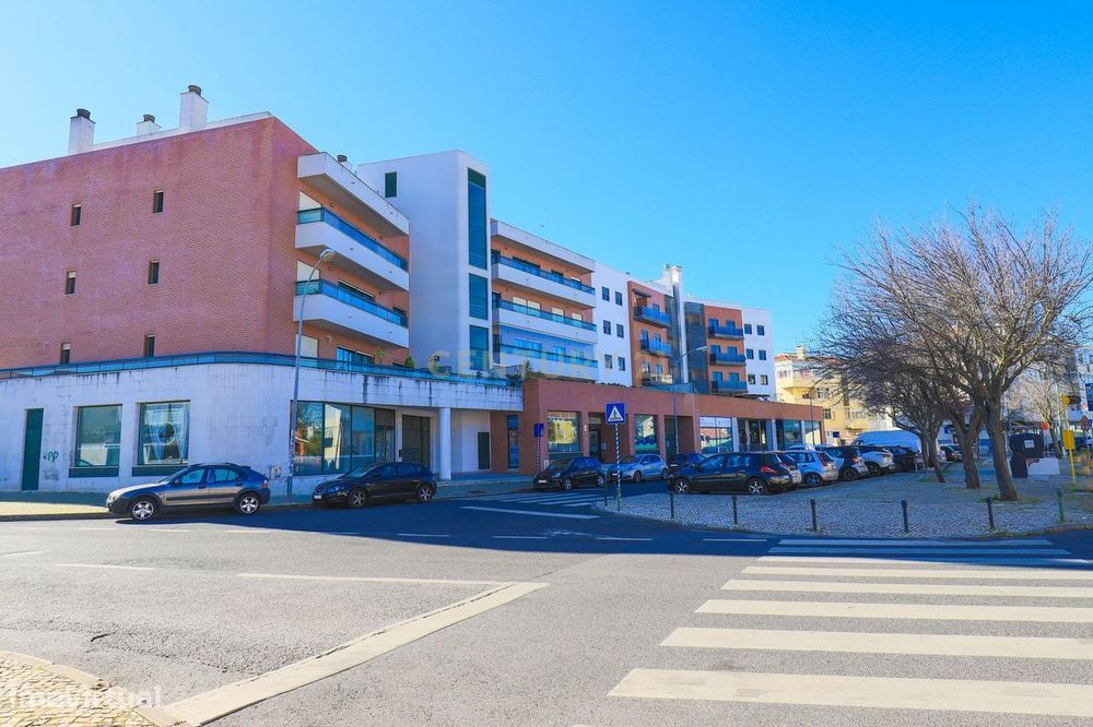Apartamento T3 de Excelência em Queijas com Terraços Exclusivos e Vist