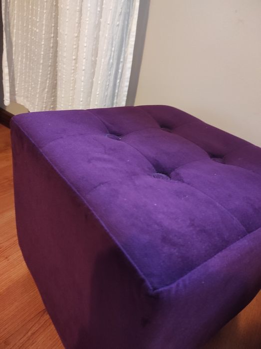 Dois puffes para decoração ou para sentar.