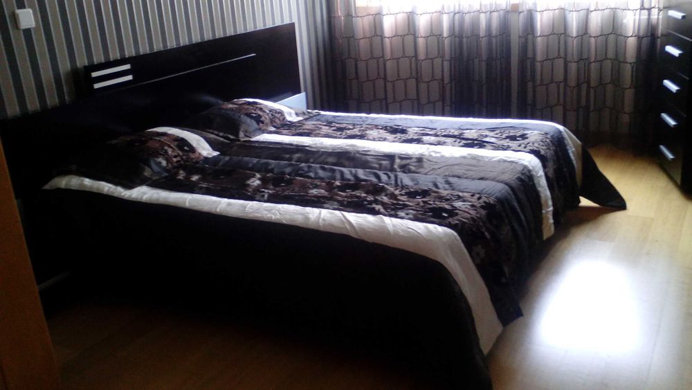 Cama de casal maciça cor wengue