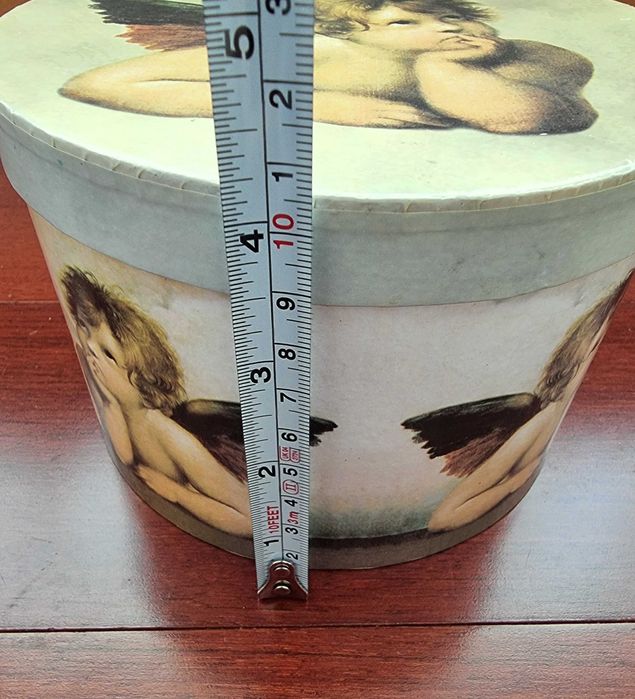 Caixa cilíndrica com padrão de anjos