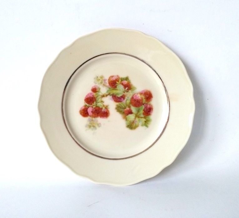Talerz porcelana ecru truskawki złocony kremowy stary