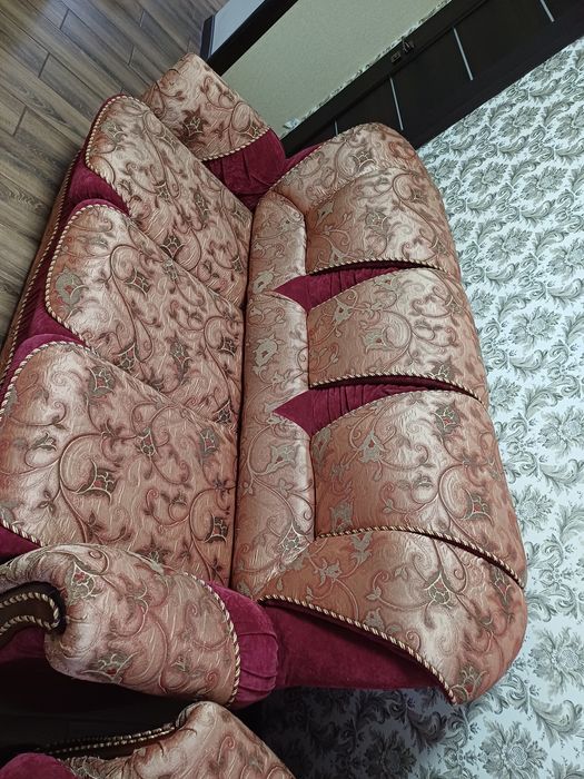 Диван у вітальню