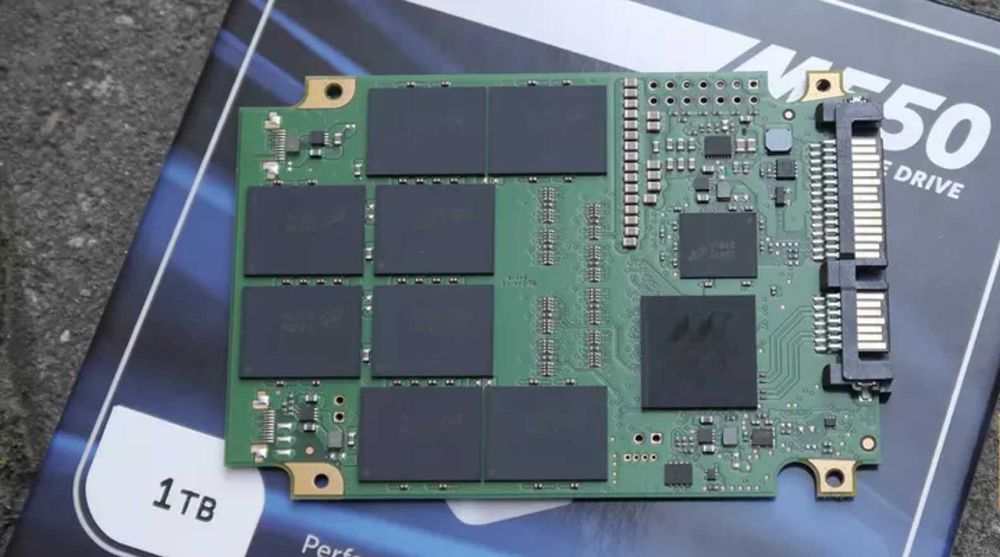 SSD диск Crucial M550 1тб. MLC накопитель Crucial M550 CT1024M550SSD1