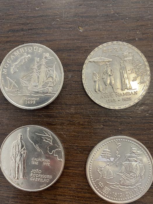 Moedas de colecao variadas