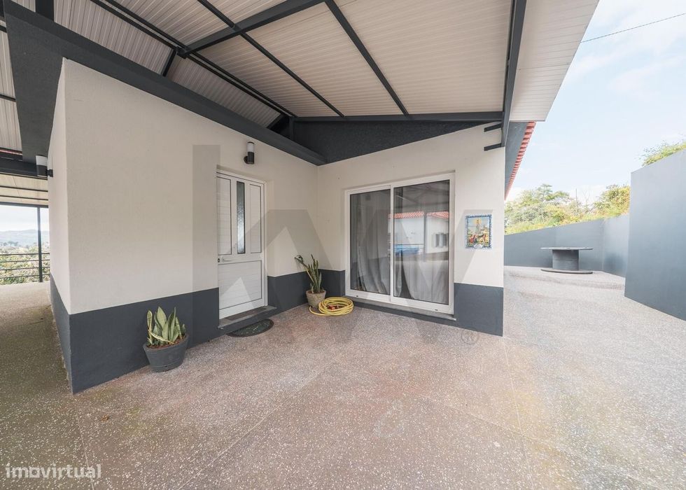 Modern Ground-Floor T2 House in Santana