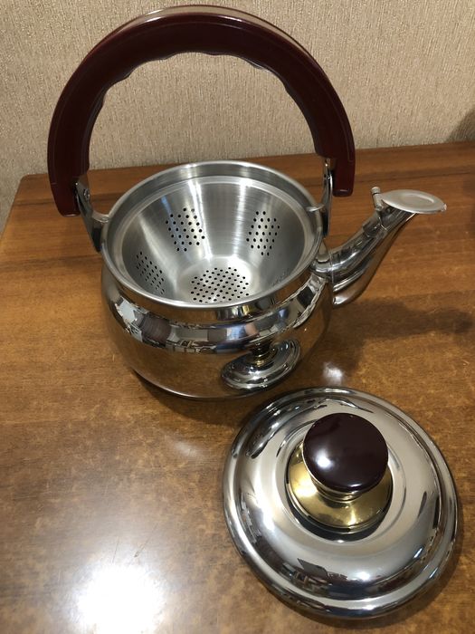 Сервіз, чашки, миска та кружка емальовані, чайник-заварник