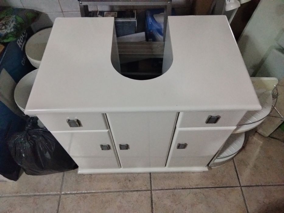 Loiças sanitárias, espelho, radiador, móvel, tudo por