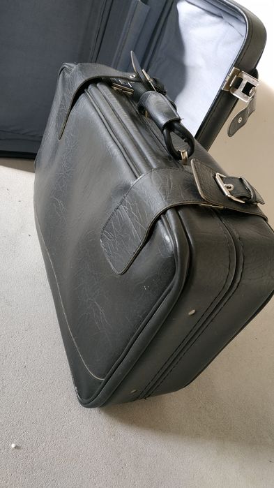 Dwie czarne walizki ze skóry