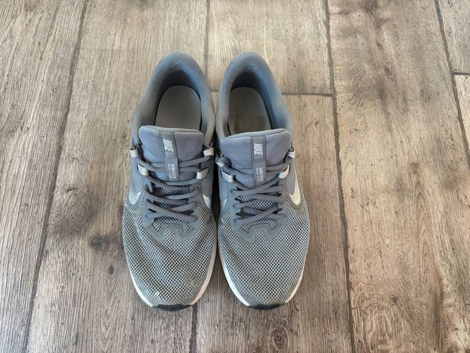 Продам чоловічі кросівки для бігу nike running
