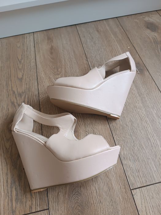 Kremowe wysokie  koturny