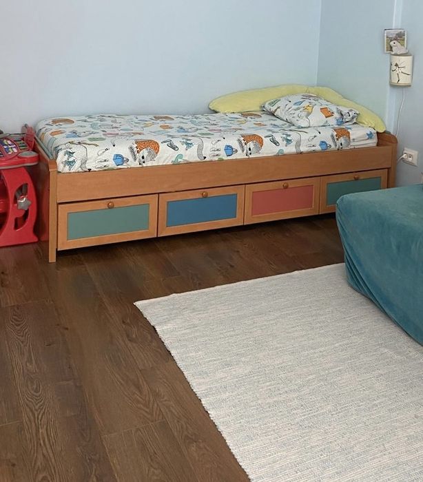 Cama de criança com colchão e arrumação