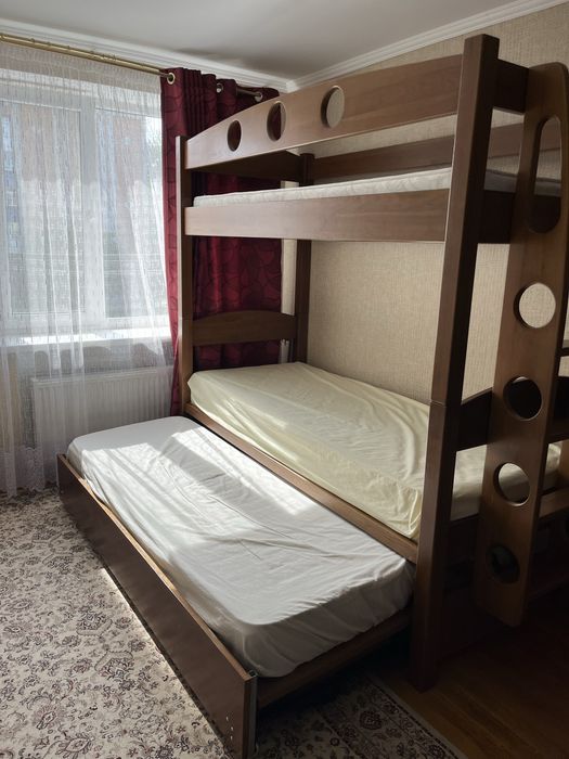ТЕРМІНОВО продам двоярусне ліжко з дуба,яке має додаткове третє сп. л.