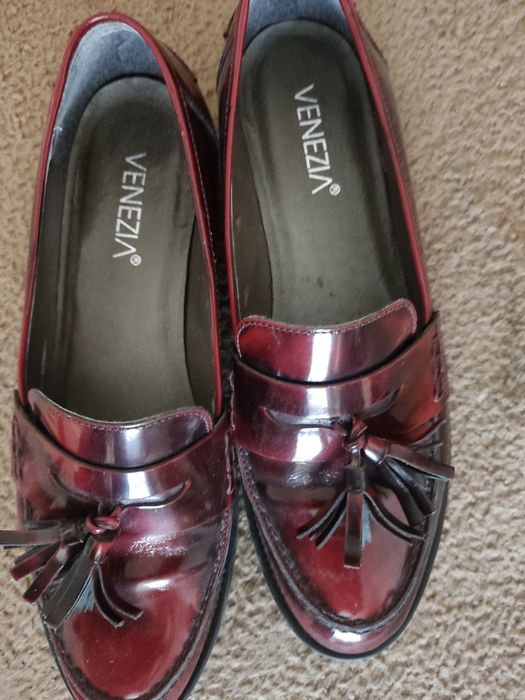 Bordowe mokasyny