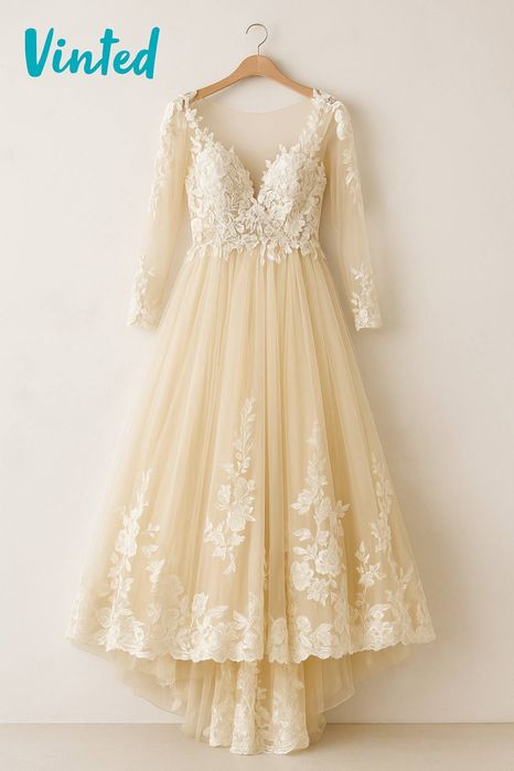 Suknia ślubna z podpinanym trenem ecru koronka z rękawkami krój A