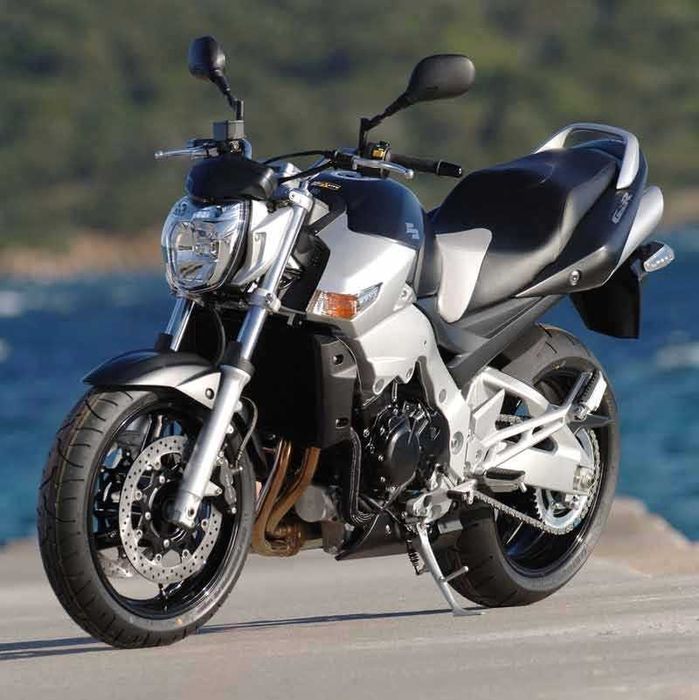 Suzuki GSR 600 траверса керма верхня